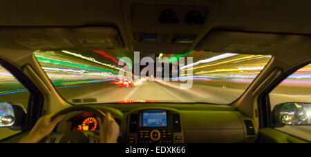 Nuit voir le pare-brise de voiture tout en roulant avec des feux de route et de trouble Banque D'Images