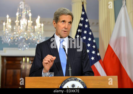 Le secrétaire d'Etat John Kerry commentaires sur l'attaque terroriste à Paris en français et en anglais au cours de sa conférence de presse conjointe avec le Ministre des affaires étrangères polonais Grzegorz SCHETYNA, au Département d'État des États-Unis à Washington, D.C., le 7 janvier 2014. Banque D'Images