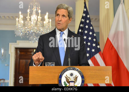 Le secrétaire d'Etat John Kerry commentaires sur l'attaque terroriste à Paris en français et en anglais au cours de sa conférence de presse conjointe avec le Ministre des affaires étrangères polonais Grzegorz SCHETYNA, au Département d'État des États-Unis à Washington, D.C., le 7 janvier 2014. Banque D'Images