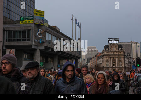 Bruxelles, Belgique. Jan 11, 2015. 20 000 personnes assistent à l'# JeSuisCharlie mars à Bruxelles, réunissant les différentes cultures et religions à la suite de l'attaque sur les magazines satiriques Charlie Hebdo des bureaux à Paris et la prise d'otage à une boutique juive. Bruxelles, une ville multiculturelle, et l'Europe's comics, capital a subi sa attaques sectaires dans l'époque actuelle, lorsque quatre personnes ont été tuées à la ville musée juif en mai 2014. Credit : deadlyphoto.com/Alamy Live News Banque D'Images