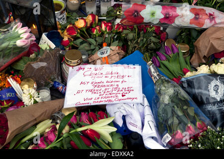 Copenhague, Danemark. 11 janvier, 2015. Détails de bouquets placés devant l'ambassade de France à Copenhague en sympathie avec le peuple français à la suite des incidents de la semaine dernière. Le texte dit en anglais : "Je suis aussi Charlie Hebdo - et j'en suis fier. Mon coeur pleure pour la France. De penser, de croire et la liberté de parole vaut la peine d'être défendu. Viva la France !" Credit : OJPHOTOS/Alamy Live News Banque D'Images