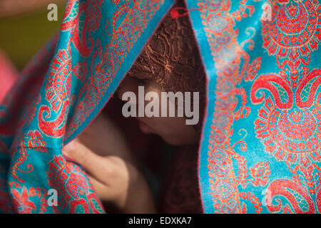 Tongi, au Bangladesh. Jan 11, 2015. Un musulman dévot femmes Akheri Munajat assister aux prières finales sur le troisième jour de Biswa Ijtema à côté de la ligne ferroviaire à Tongi,Dhaka. La première phase de Bishwa Ijtema a terminé avec l'Akheri Munajat (prières finales) recherchant la paix mondiale. Des centaines de milliers de fidèles ont atteint de Gazipur Tongi sur les rives de la rivière Turag à assister à la prière finale.Elle est la deuxième plus grande communauté musulmane du monde après la Mecque et a lieu chaque année en hiver. Zakir Hossain Chowdhury Crédit : zakir/Alamy Live News Banque D'Images