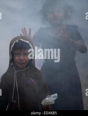 Dhaka, Bangladesh. Jan 11, 2015. Les enfants des taudis près de ligne de chemin de fer dans un matin d'hiver à Dhaka. Zakir Hossain Chowdhury Crédit : zakir/Alamy Live News Banque D'Images