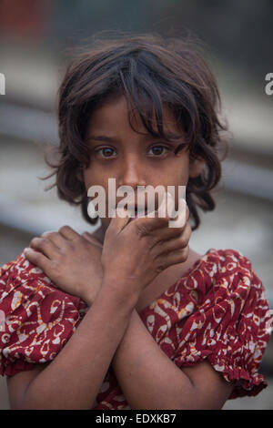 Dhaka, Bangladesh. Jan 11, 2015. Les enfants des taudis près de ligne de chemin de fer dans un matin d'hiver à Dhaka. Zakir Hossain Chowdhury Crédit : zakir/Alamy Live News Banque D'Images