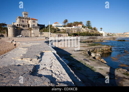 Station balnéaire d'Estoril par l'océan Atlantique au Portugal. Banque D'Images