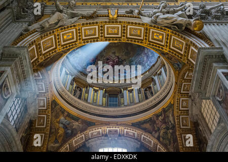 La Basilique Saint-Pierre (Basilica di San Pietro in Vaticano) intérieur, Cité du Vatican Banque D'Images