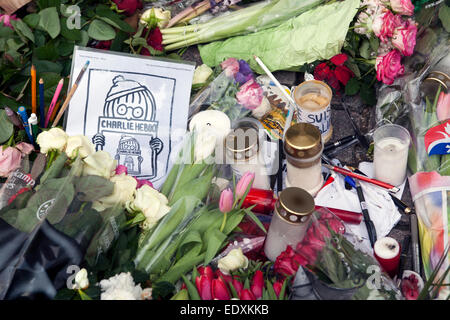 Copenhague, Danemark. 11 janvier, 2015. Bouquet de fleurs, des dessins et des lots de crayons placé devant l'ambassade de France à Copenhague en sympathie avec le peuple français après la semaine dernière, des incidents terroristes Banque D'Images