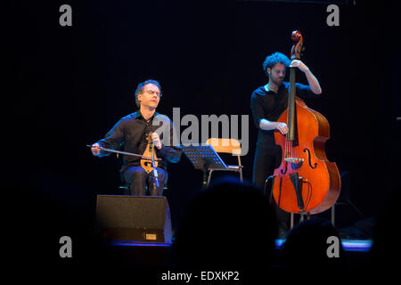 Rome, Italie. 10 janvier, 2015. Holiday Sinopoulos Lyra - dvd - et Dimitris Thumerelle - contrebasse, fermeture d'Errichetta music festival ethnique à Rome Crédit : Francesco Gustincich/Alamy Live News Banque D'Images