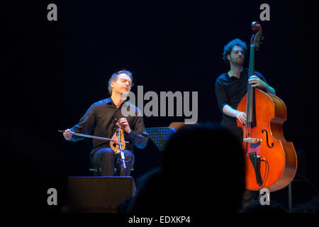 Rome, Italie. 10 janvier, 2015. Holiday Sinopoulos Lyra - dvd - et Dimitris Thumerelle - contrebasse, fermeture d'Errichetta music festival ethnique à Rome Crédit : Francesco Gustincich/Alamy Live News Banque D'Images