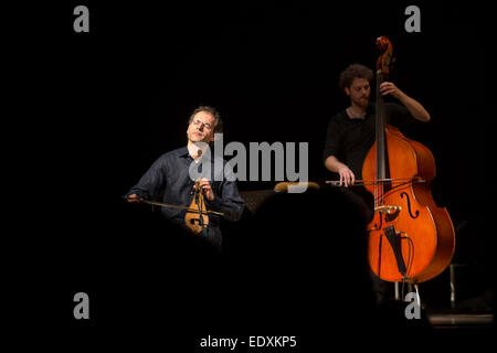 Rome, Italie. 10 janvier, 2015. Holiday Sinopoulos Lyra - dvd - et Dimitris Thumerelle - contrebasse, fermeture d'Errichetta music festival ethnique à Rome Crédit : Francesco Gustincich/Alamy Live News Banque D'Images