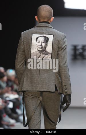 Londres, Royaume-Uni. 11 janvier 2015. Le défilé d'étiquette KTZ lors de la London Collection : les hommes, la semaine de la mode masculine à la BFC Espace Show à Londres. Photo : Alamy/CatwalkFashion Live News Banque D'Images