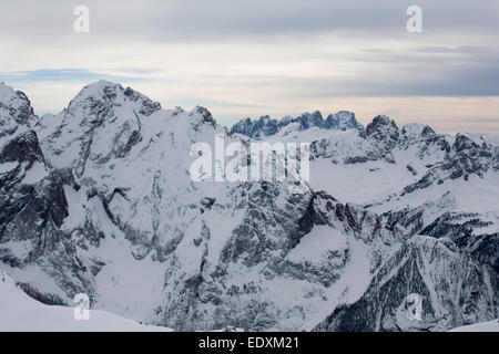 Vue vers le Gran Vernel du sommet du Sass Pordoi Passo Pordoi Sella Gruppe au-dessus de Val di Fassa Dolomites Italie Banque D'Images