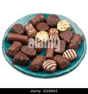 Assiette de chocolats isolé sur fond blanc Banque D'Images