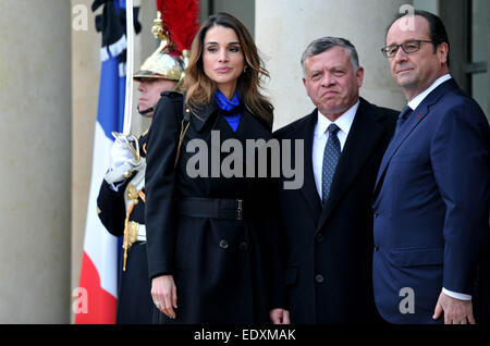 Paris, France. Jan 11, 2015. Le Président français François Hollande (R) se félicite de la Reine Rania Abdullah (L) et le Roi Abdallah II de Jordanie à l'Elysée à Paris, France, 11 janvier 2015. Un énorme a commencé mars dimanche après-midi à Paris avec la participation du Président français François Hollande et les dirigeants de dizaines de pays étrangers. Plus d'un million de français à pied dans les rues de Paris en l'honneur des 17 victimes tuées au cours des trois jours attaque terroriste meurtrière. © Chen Xiaowei/Xinhua/Alamy Live News Banque D'Images