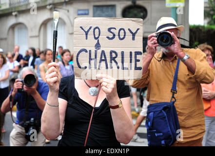 Buenos Aires, Argentine. Jan 11, 2015. Les gens prennent part à un rassemblement en l'honneur des 17 victimes tuées pendant l'attaque terroriste meurtrière de trois jours en France, en face de l'Ambassade française à Buenos Aires, Argentine, le 11 janvier 2015. © Alfredo Luna/TELAM/Xinhua/Alamy Live News Banque D'Images