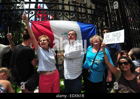 Buenos Aires, Argentine. Jan 11, 2015. Les gens prennent part à un rassemblement en l'honneur des 17 victimes tuées pendant l'attaque terroriste meurtrière de trois jours en France, en face de l'Ambassade française à Buenos Aires, Argentine, le 11 janvier 2015. © Alfredo Luna/TELAM/Xinhua/Alamy Live News Banque D'Images