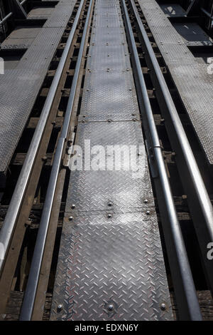 Les voies de chemin de fer sur le pont de la rivière Kwai Kanchanaburi Thaïlande Banque D'Images