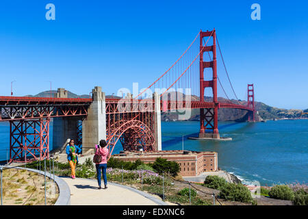 Les touristes devant le Golden Gate Bridge au-dessus de Fort Point, Presidio Park, San Francisco, California, USA Banque D'Images