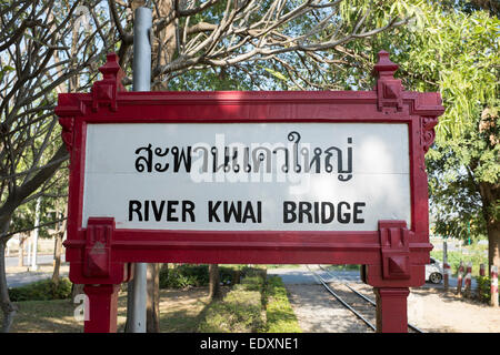 La gare de pont de la rivière Kwai à Kanchanaburi Thaïlande signe Banque D'Images