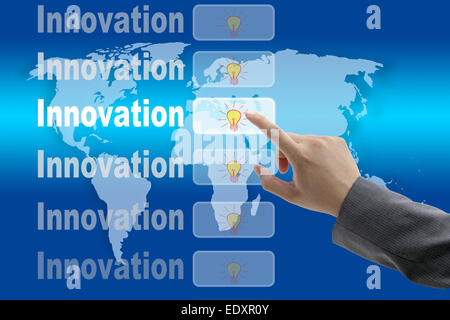 La main d'hommes poussant sur l'innovation touche avec world map background Banque D'Images