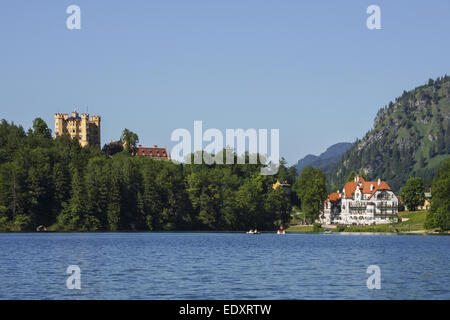 Alpsee mit Blick auf Schloss Hohenschwangau und Hotel Alpenrose, Füssen Ostallgäu, Bayern, Deutschland, Alpsee donnant sur Hohen Banque D'Images