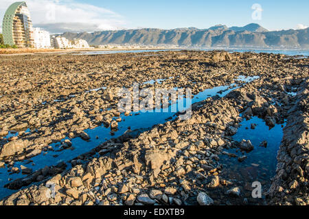 Rochers à marée basse à Somerset West dans le Western Cape Afrique du Sud. Banque D'Images