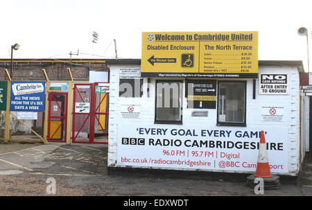 Cambridge, Royaume-Uni. 11 janvier 2015. Cambridge United Football Club 12 jours avant la visite de Manchester United dans la troisième ronde de la coupe FA. Le club de la Ligue 2 a été promu de nouveau dans la Ligue de football après 10 ans dans le désert de la non ligue. Le stade Abbey Stadium, d'une capacité de 9 000 personnes, est loin du luxe du stade Old Trafford de Man Utd, comme illustré sur les photos. Abritant la boutique du club, Supporters Club à l'entrée du stade, accueille « Hand car Wash and Valeting » pour collecter des fonds pour le club parent dans le parking principal. Crédit: Keith MAYHEW/Alay Live News Banque D'Images