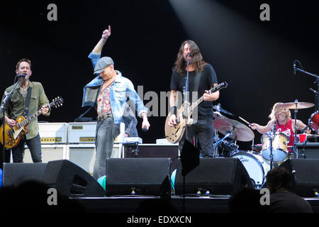 Los Angele, CA, USA. Jan 11, 2015. Jan 10, 2015 - Los Angeles, Californie, USA - David Lee Roth (dans la région de hat) chante lors de l'exécution avec les Foo Fighters lors d'un concert au Forum. Le all-star jam session a célébré le 46e anniversaire de Dave Grohl, droite. © Alfred KC/ZUMA/Alamy Fil Live News Banque D'Images