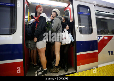 Vancouver, Canada. Jan 11, 2015. Les participants prennent part à la No Pants Subway Ride à Vancouver, Canada, 11 janvier 2015. Credit : Liang Sen/Xinhua/Alamy Live News Banque D'Images