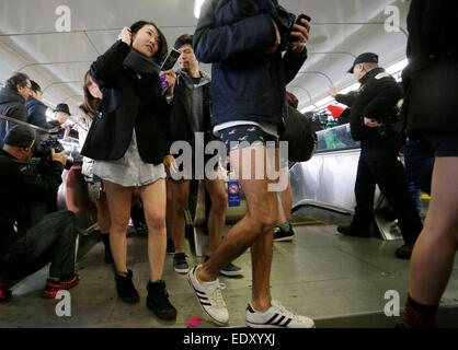 Vancouver, Canada. Jan 11, 2015. Les participants prennent part à la No Pants Subway Ride à Vancouver, Canada, 11 janvier 2015. Credit : Liang Sen/Xinhua/Alamy Live News Banque D'Images