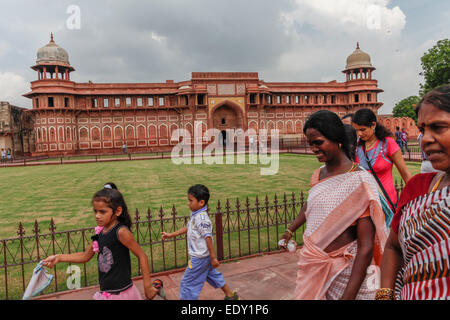 Les femmes et les enfants en passant en face de Jahangir Mahal, à l'intérieur du fort d'Agra, Uttar Pradesh, Inde. Banque D'Images