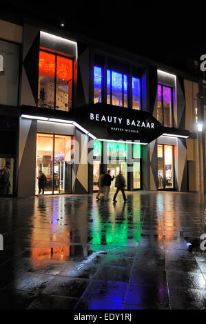 Harvey Nichols beauty bazar à Liverpool avec reflets dans une chaussée mouillée. Banque D'Images