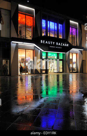 Harvey Nichols Beauty bazar à Liverpool avec des réflexions sur la chaussée mouillée. Banque D'Images