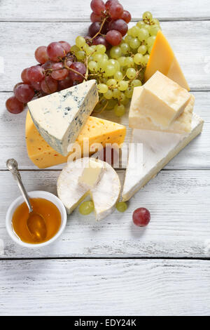Assortiment de fromages avec des raisins et du miel, de l'alimentation Banque D'Images