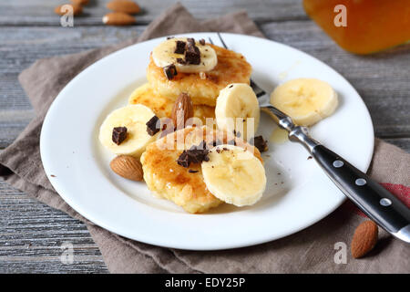 Des tranches de banane sur crêpe pâte alimentaire, Banque D'Images