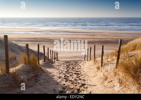 Chemin de sable de mer du Nord au coucher du soleil, Pays-Bas Banque D'Images