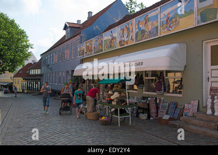 Une station magasin de jouets dans Adelgade à Ebeltoft au Danemark. Adelgade est une étroite rue pavée de siècles bordées de vieilles pierres Banque D'Images