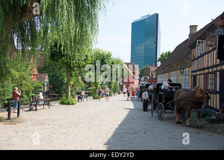 Ancien et nouveau.Le musée vivant en plein air de la vieille ville ( Den Gamle by ) est situé à Aarhus, la deuxième plus grande ville du Danemark à Jutland, au Danemark. Banque D'Images