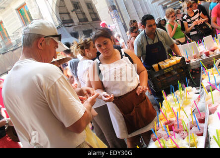 L'achat d'une boisson froide dans le marché de la boqueria, dans le centre de Barcelone Banque D'Images