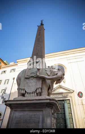 Eiephant et sculpture obélisque à Rome, en Italie, un site conçu par Gian Lorenzo Bernini et dévoilé en 1667 Banque D'Images