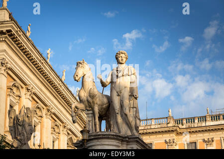 L'une des statues des jumeaux Castor et Pollux de la Place du Capitole à Rome, Italie Banque D'Images