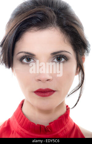 Un beau portrait de femme sérieuse dans studio isolé sur fond blanc Banque D'Images