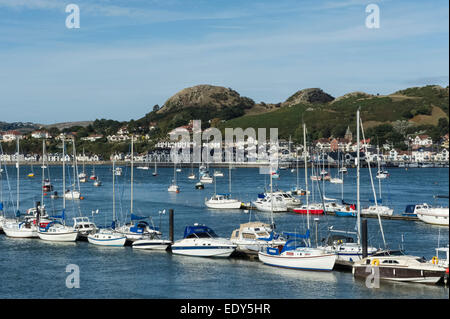 North Wales, Conwy, petits bateaux à l'ancre sur la rivière Dee à Conwy Town Banque D'Images