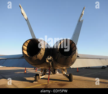 En avion de chasse moderne sur le terrain vue arrière Banque D'Images