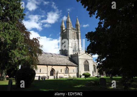 Une grande église avec une tour. Banque D'Images