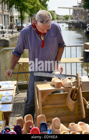 La main de l'homme traditionnel néerlandais des sabots en bois, Waagplein Square, Alkmaar, Hollande du Nord, Pays-Bas, Europe Banque D'Images