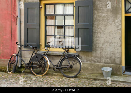 Des vélos à l'extérieur d'un bâtiment traditionnel, Zuiderzee open air museum, l'Ijsselmeer, Enkhuizen, Hollande du Nord, Pays-Bas, Europe Banque D'Images