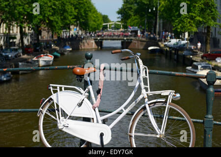 Vélo blanc sur un pont-canal Herengracht, Amsterdam, Hollande du Nord, Pays-Bas, Europe, Banque D'Images
