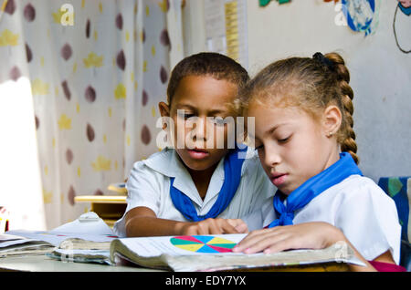 Les filles de l'école à La Havane, Cuba Banque D'Images