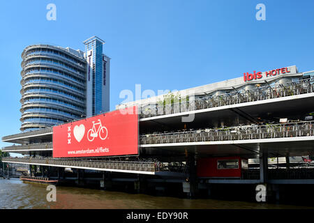 Plusieurs étages flottante location park, Stationsplein, Amsterdam, Hollande du Nord, Pays-Bas, Europe Banque D'Images